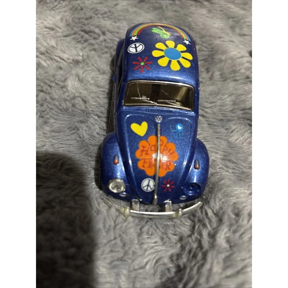 Kinsmart diecast modelcar. Volkswagen Beetle 1967. Blue  w.flowers.Scale 1.64.